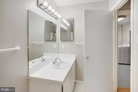 Bath - 11653 Newbridge Ct, Reston, VA 20191 photo 8 of 8