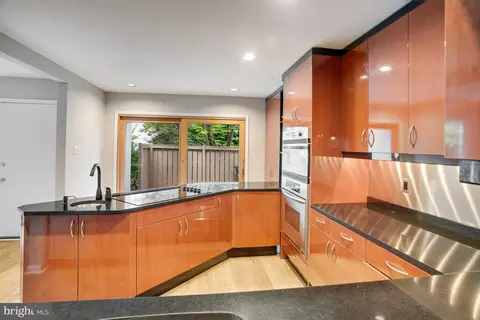 Kitchen - 11653 Newbridge Ct, Reston, VA 20191 photo 2 of 4