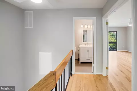 Entry Way - 11653 Newbridge Ct, Reston, VA 20191 photo 4 of 5