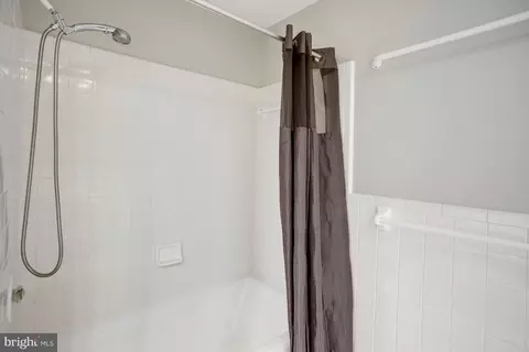 Bath - 11653 Newbridge Ct, Reston, VA 20191 photo 4 of 8