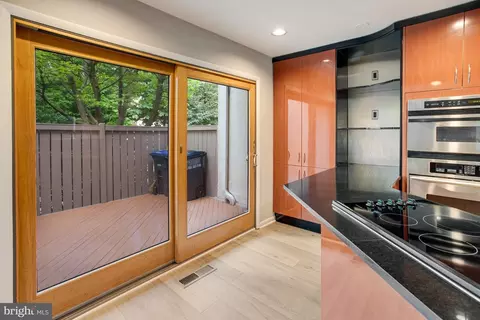 Kitchen - 11653 Newbridge Ct, Reston, VA 20191 photo 3 of 4