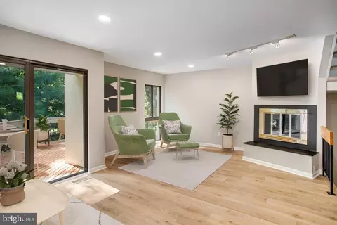 Living - 11653 Newbridge Ct, Reston, VA 20191 photo 3 of 9