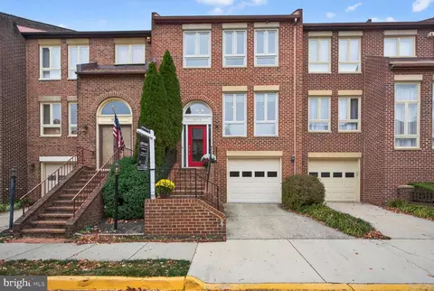 10172 Turnberry Pl, Oakton, VA 22124