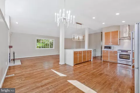 Living - 6926 Tyndale St, Mclean, VA 22101 photo 4 of 7