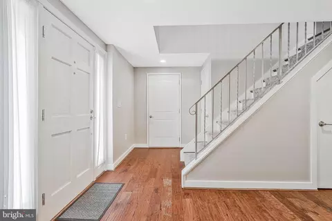 Entry Way - 6926 Tyndale St, Mclean, VA 22101 photo 2 of 4