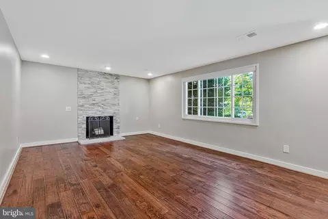 Living - 6926 Tyndale St, Mclean, VA 22101 photo 7 of 7