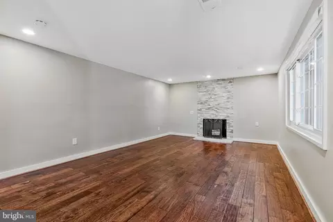 Living - 6926 Tyndale St, Mclean, VA 22101 photo 5 of 7