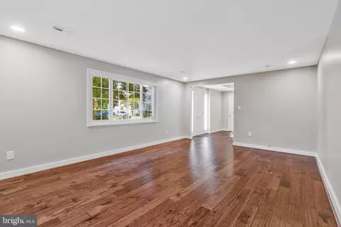 Living - 6926 Tyndale St, Mclean, VA 22101 photo 6 of 7