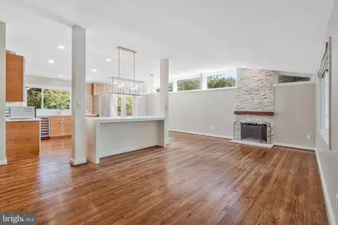 Living - 6926 Tyndale St, Mclean, VA 22101 photo 2 of 7