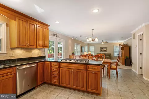 Kitchen - 12517 Easter Ln, Fairfax, VA 22030 photo 4 of 7