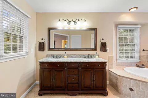 Bath - 12517 Easter Ln, Fairfax, VA 22030 photo 3 of 8