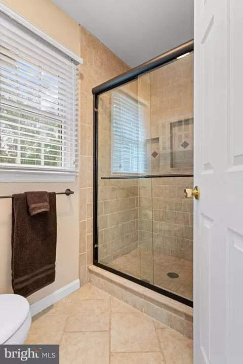 Bath - 12517 Easter Ln, Fairfax, VA 22030 photo 5 of 8