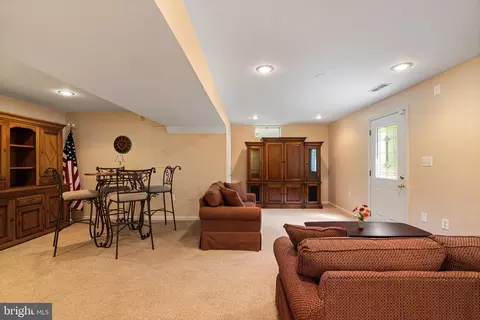 Living - 12517 Easter Ln, Fairfax, VA 22030 photo 2 of 3