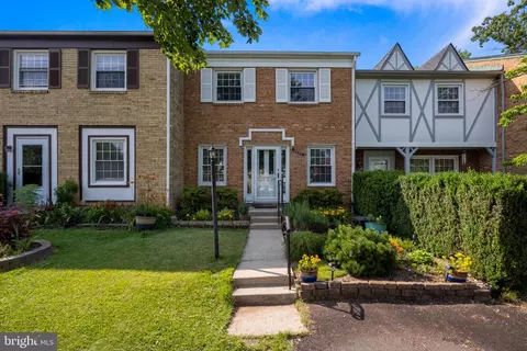 14832 Palmerston Sq, Centreville, VA 20120