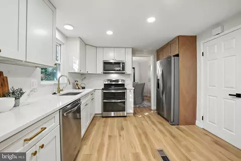 Kitchen - 12817 Framingham Ct, Herndon, VA 20171 photo 2 of 6