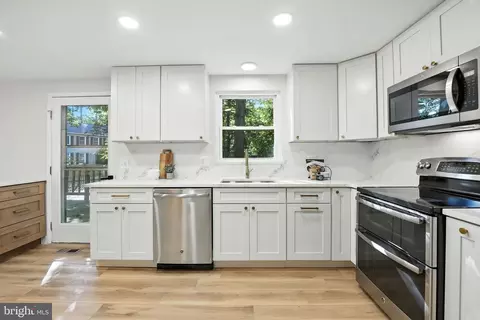 Kitchen - 12817 Framingham Ct, Herndon, VA 20171 photo 4 of 6