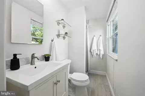Bath - 12817 Framingham Ct, Herndon, VA 20171 photo 2 of 5