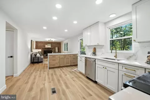 Kitchen - 12817 Framingham Ct, Herndon, VA 20171 photo 5 of 6