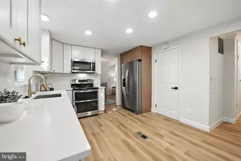 Kitchen - 12817 Framingham Ct, Herndon, VA 20171 photo 3 of 6