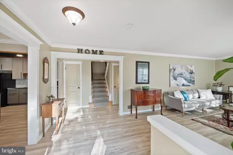 8121 Truro Ct, Springfield, VA 22152 photo 2