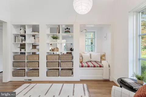 Entry Way - 1939 Virginia Ave, Mclean, VA 22101 photo 6 of 21