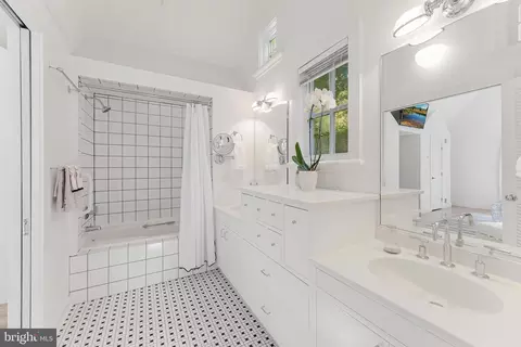 Bath - 1939 Virginia Ave, Mclean, VA 22101 photo 4 of 5