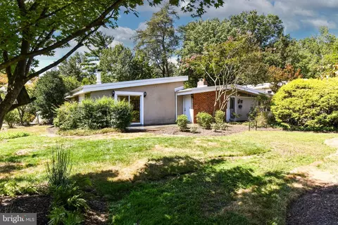 2914 Meadow View Rd, Falls Church, VA 22042