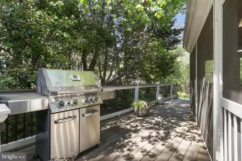 Exterior - 1602 Blacksmith Ln, Herndon, VA 20170 photo 5 of 9
