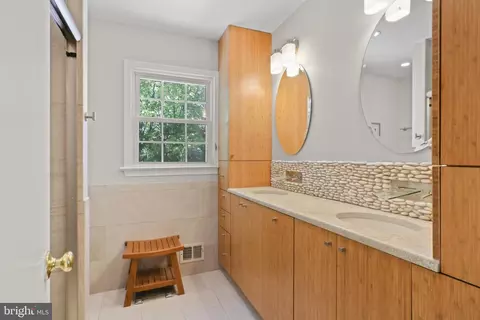 Bath - 1602 Blacksmith Ln, Herndon, VA 20170 photo 1 of 5