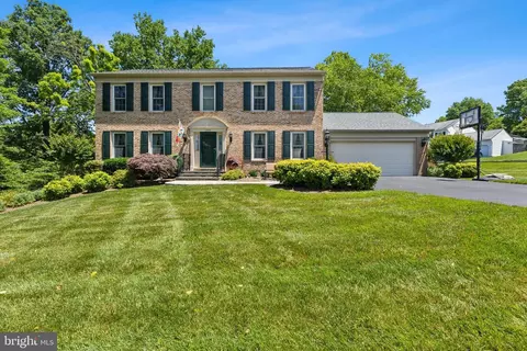 13132 Bradley Farm Dr, Herndon, VA 20171