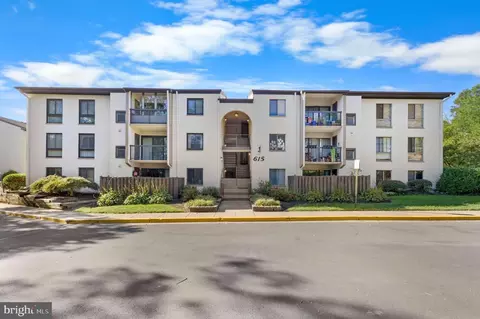 615 Center St #T4, Herndon, VA 20170