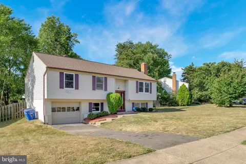 1257 Magnolia Ln, Herndon, VA 20170