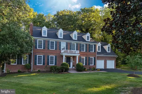8600 Larkhaven Ter, Fairfax Station, VA 22039