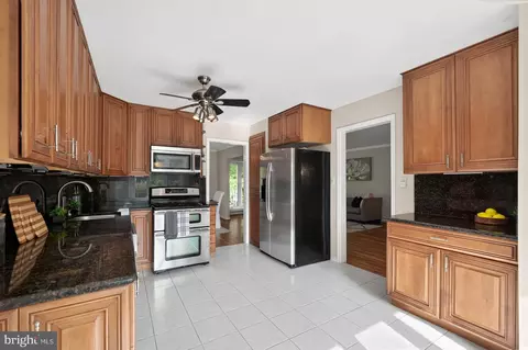 6013 Lamont Ct, Springfield, VA 22152 photo 2