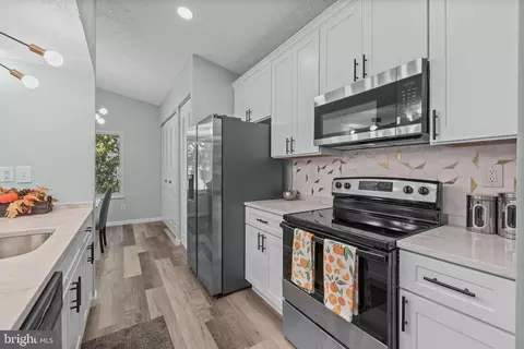Kitchen - 4503 Cub Run Rd, Chantilly, VA 20151 photo 2 of 4