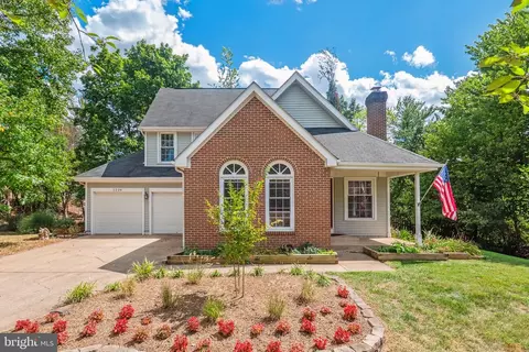3220 Kinross Cir, Herndon, VA 20171