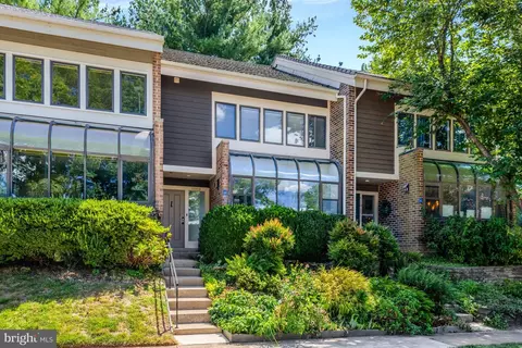 11009 Thrush Ridge Rd, Reston, VA 20191