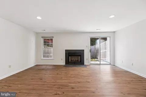 Living - 8840 Eagle Rock Ln, Springfield, VA 22153 photo 10 of 12
