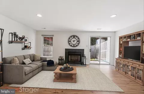 Living - 8840 Eagle Rock Ln, Springfield, VA 22153 photo 11 of 12