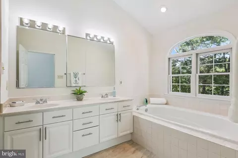 Bath - 8840 Eagle Rock Ln, Springfield, VA 22153 photo 3 of 5