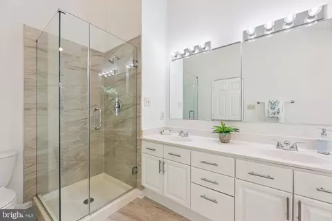 Bath - 8840 Eagle Rock Ln, Springfield, VA 22153 photo 2 of 5