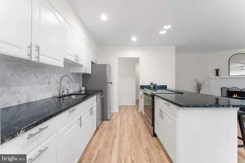 Entry Way - 11401 Turnmill Ln, Reston, VA 20191 photo 2 of 5