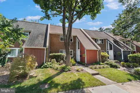 11190 Forest Edge Dr, Reston, VA 20190 photo 2