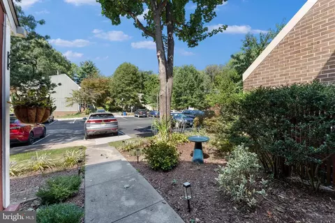 11190 Forest Edge Dr, Reston, VA 20190 photo 5