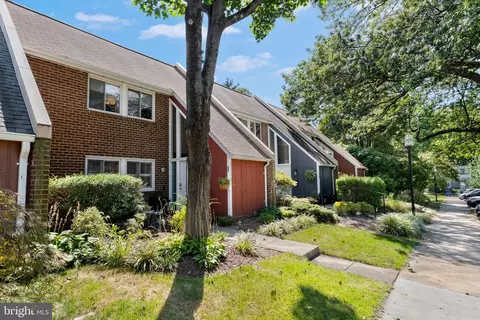 11190 Forest Edge Dr, Reston, VA 20190 photo 3