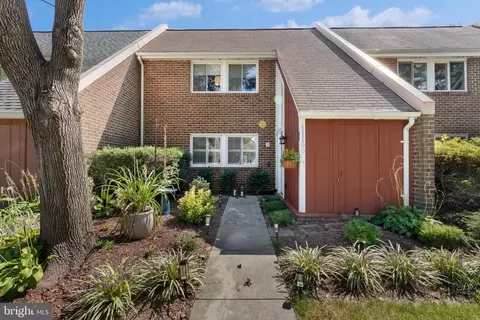 11190 Forest Edge Dr, Reston, VA 20190 photo 4