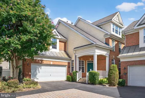 7011 Lawnwood Ct, Fort Belvoir, VA 22060