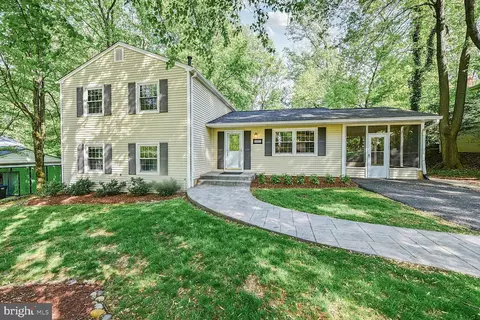 2241 Senseney Ln, Falls Church, VA 22043