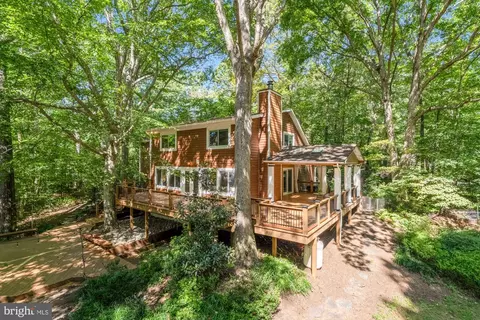 11203 Silverleaf Dr, Fairfax Station, VA 22039
