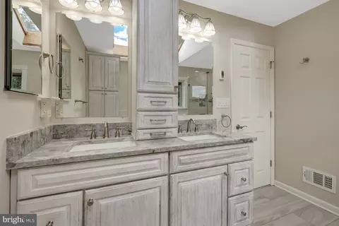 Bath - 11088 Glade Ct, Reston, VA 20191 photo 2 of 8